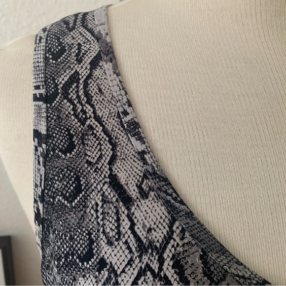 JOIE Snakeprint sleeveless button-up lightweight 100% Silk top/blouse - Picture 4 of 9